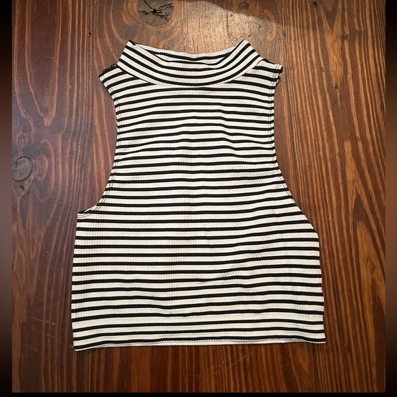 FOREVER 21 Black and White Striped Cropped Mock Turtleneck Sleevless Top - Picture 2 of 3